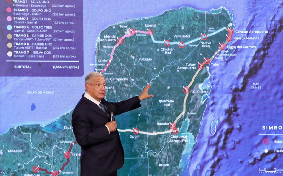 Revela AMLO que se escuchó a hoteleros, al retirar el trazo del Tren Maya de la carretera