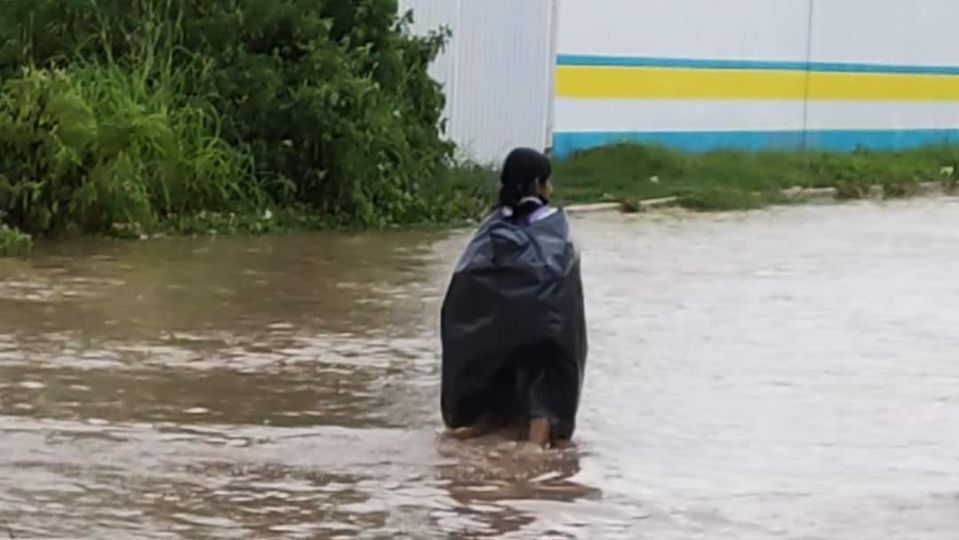 Cierran vialidades en Chetumal por lluvias intensas generadas por Onda Tropical 26