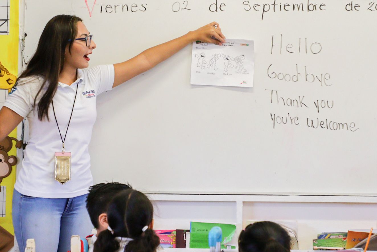 Gobierno de Atenea Gómez Ricalde lleva clases de inglés a las escuelas públicas