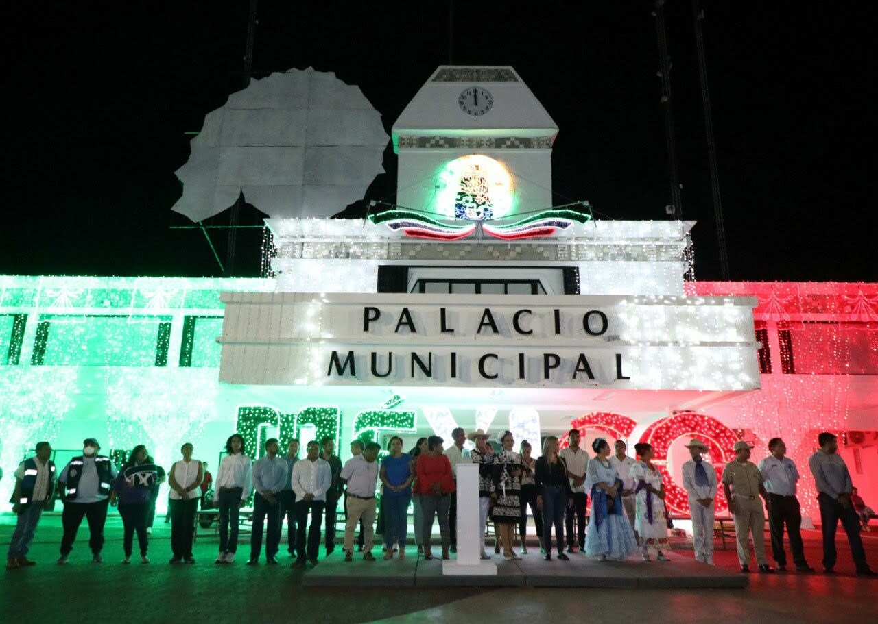 Dan inicio las fiestas patrias con encendido tricolor