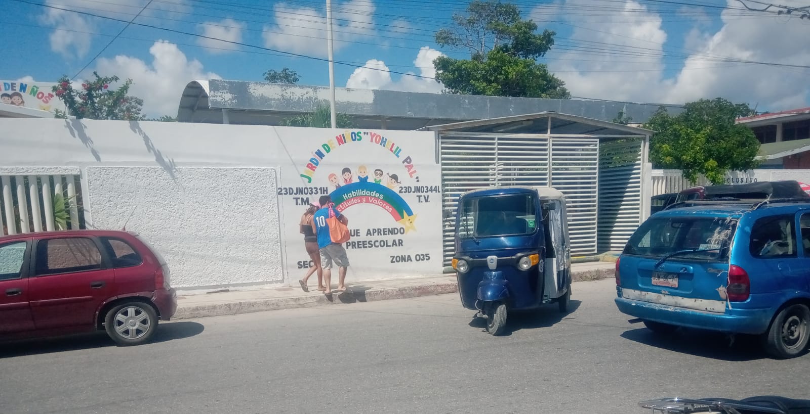 Piden padres de jardín de niños, subir peligrosa barda lateral