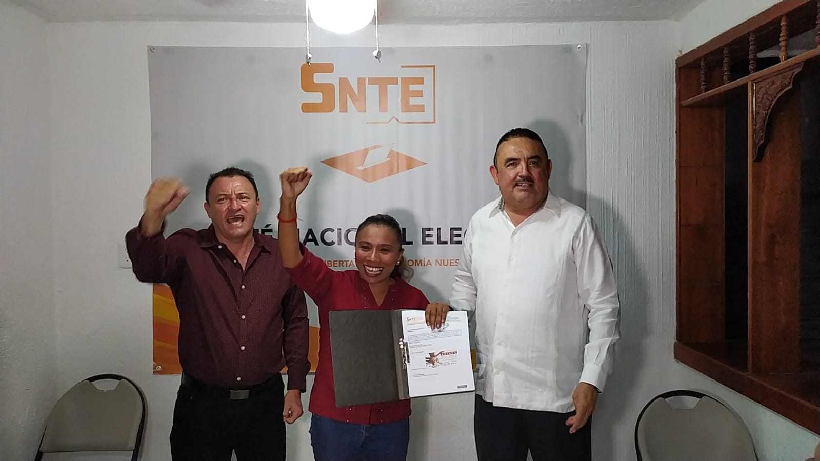‘Levanta la mano’ la primera mujer aspirante a dirigir el SNTE en Quintana Roo