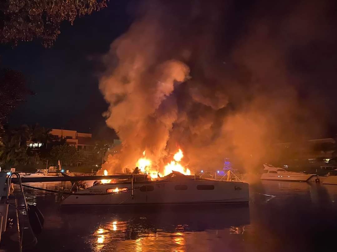 Incendian catamaranes en muelle de Playa del Carmen