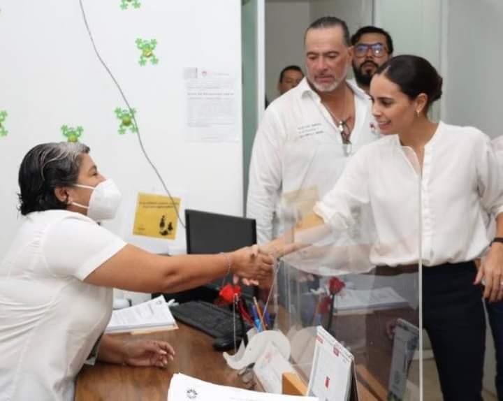 Recorre Ana Paty Peralta el Palacio Municipal, a días de asumir presidencia de Benito Juárez