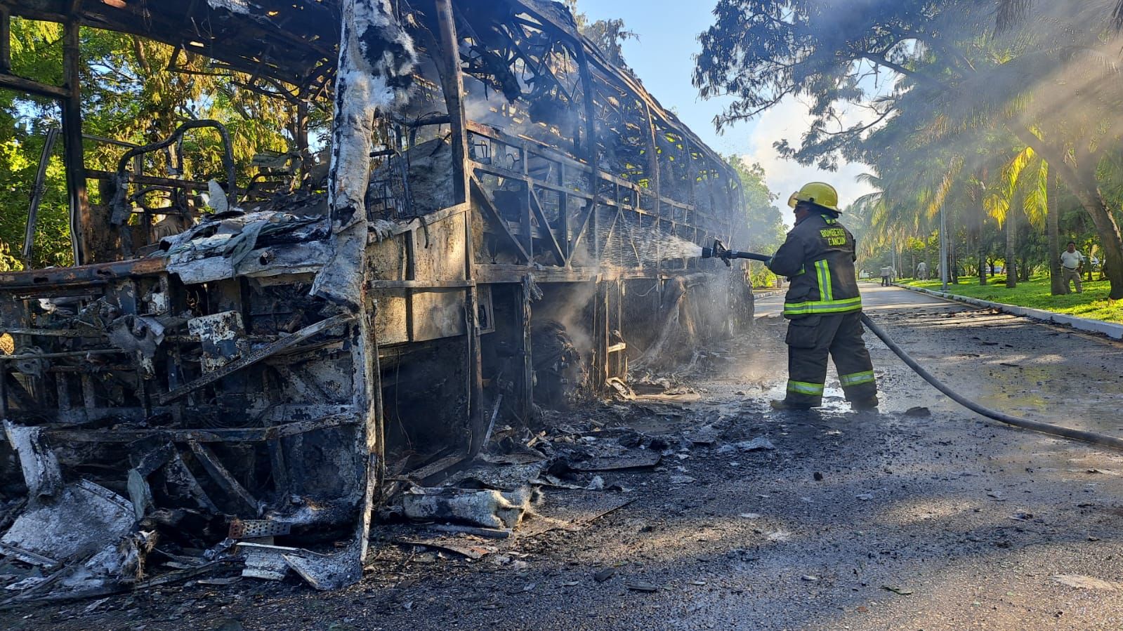 VIDEO: Bomberos de BJ sofocan incendio en autobús de la empresa Xcaret; las causas un corto circuito