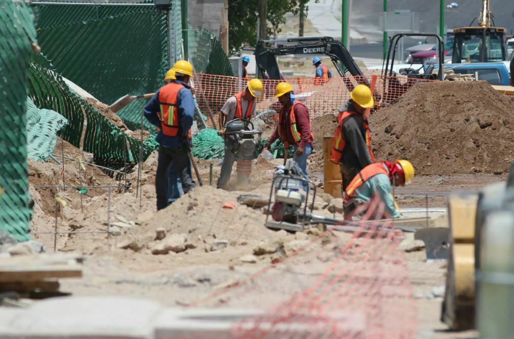 Por bajos salarios persiste déficit de obreros de la construcción