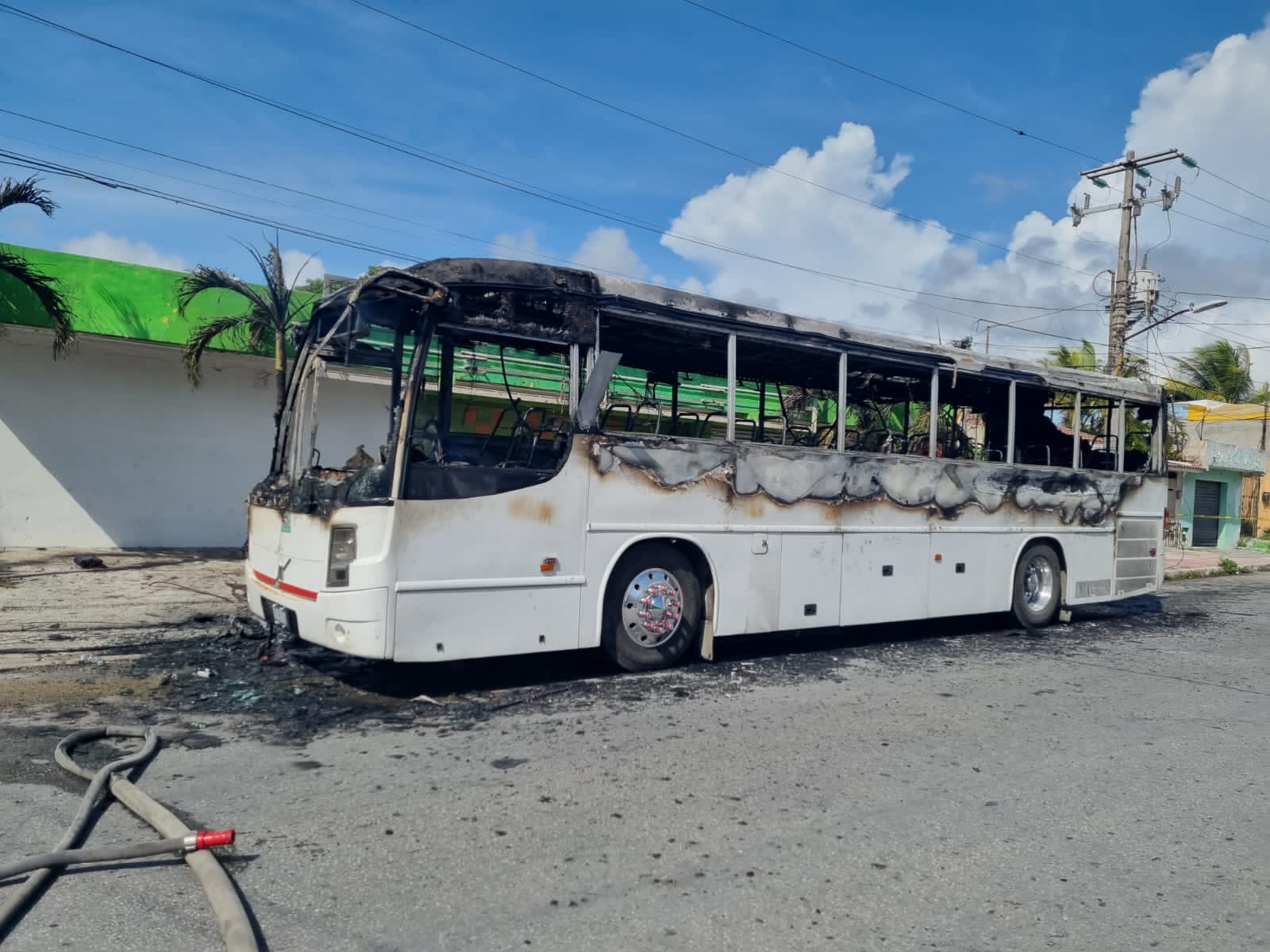 Se incendia Autobús en Cancún por falla mecánica