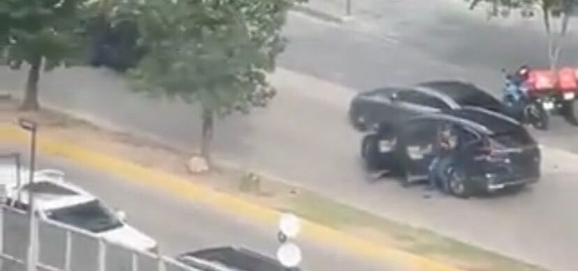 VIDEO: grupo armado y militares desatan balacera en “Plaza Andares” de Zapopan