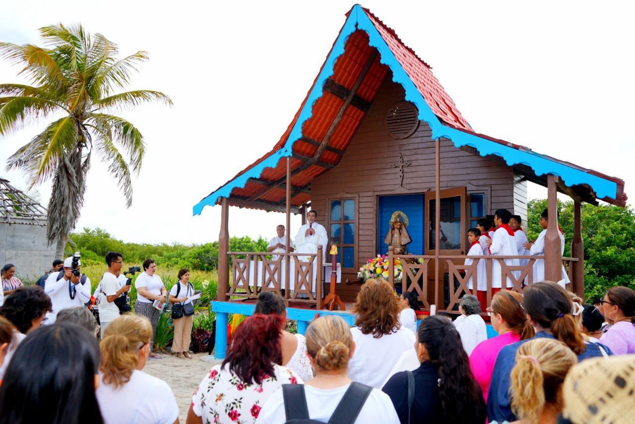 Celebran procesión marítima de la Virgen de la Caridad del Cobre en Isla Mujeres
