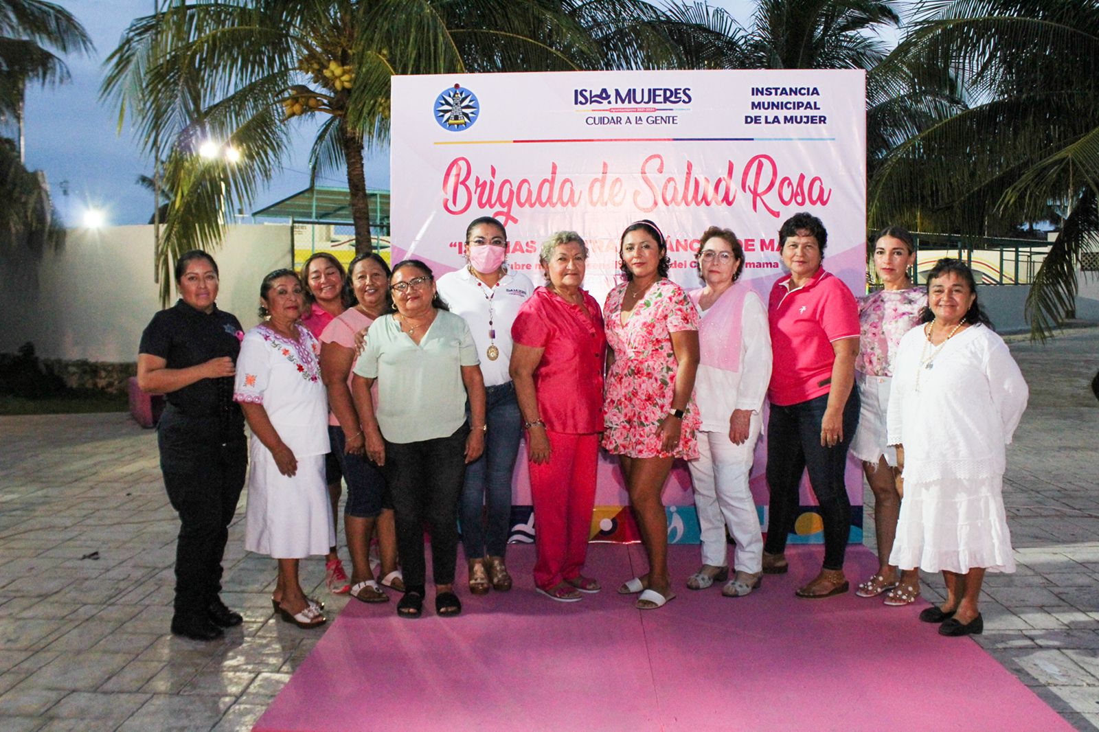 Otorgan diversos servicios a través de la Brigada Rosa en la colonia La Gloria de Isla Mujeres