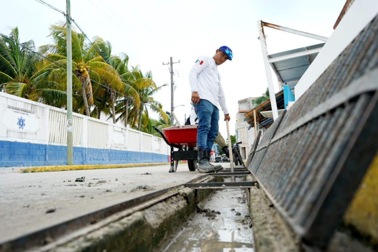 Refuerzan limpieza de rejillas, tras fuertes lluvias en Isla Mujeres