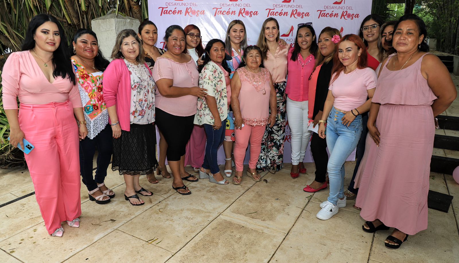 Atenea Gómez encabeza desayuno con causa  acompañada de mujeres isleñas sobrevivientes del cáncer de mama