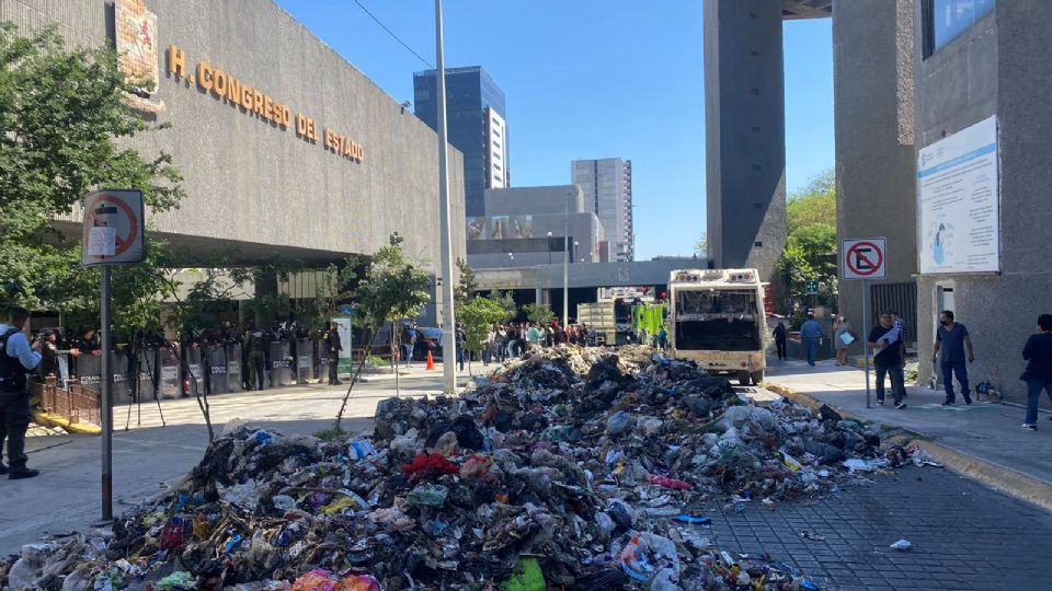 Trabajadores de limpieza tiran basura frente al Congreso de NL en rechazo a nueva ley de residuos