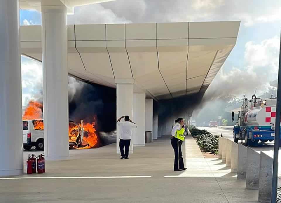 Se incendia Van de servicio público en Aeropuerto Internacional de Cancún