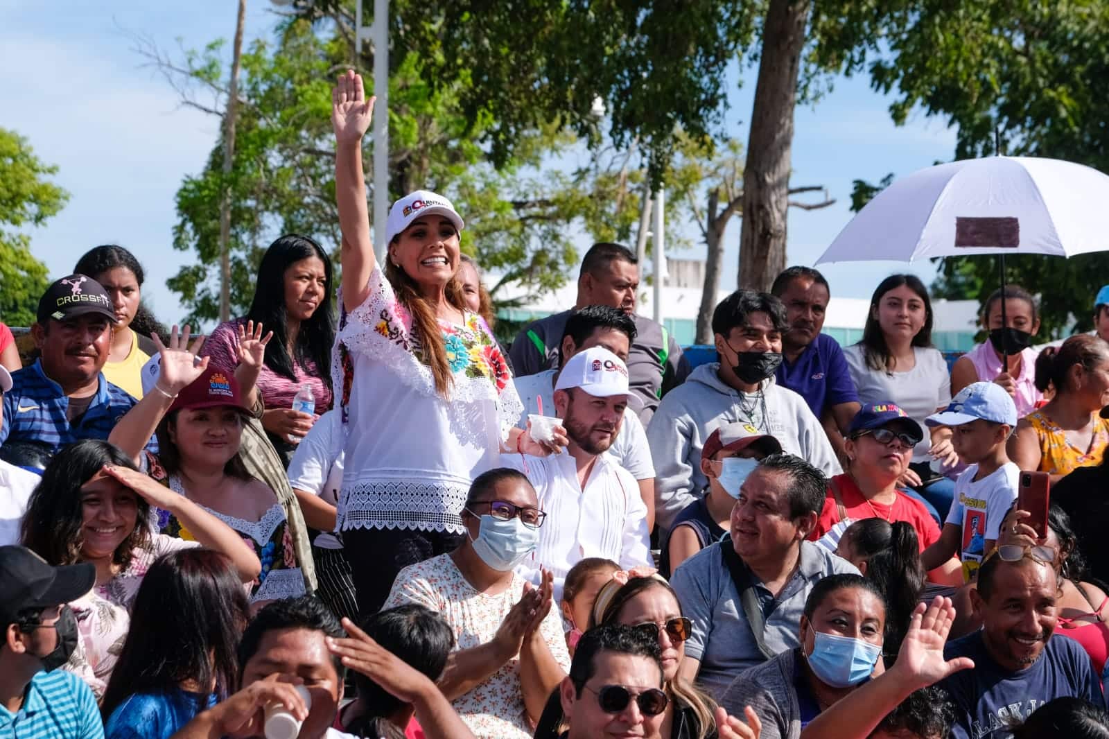 Con el pueblo Mara Lezama presencia el desfile de la Revolución Mexicana en Chetumal