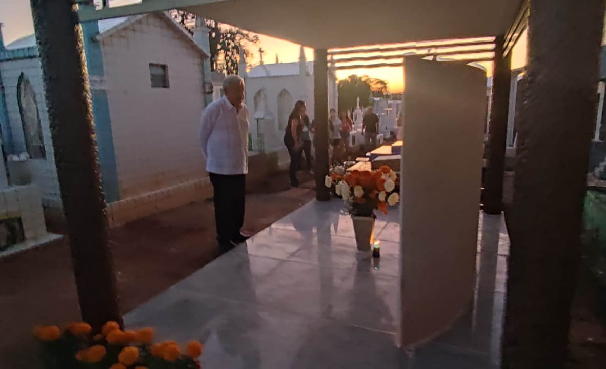 AMLO visita la tumba de sus padres y su difunta esposa Rocío Beltrán, en Tabasco