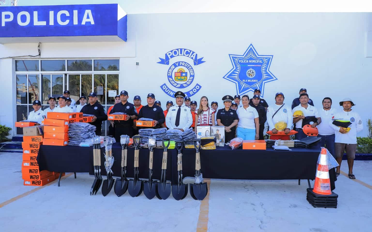 Equipan a elementos de Seguridad Pública y Protección Civil en Isla Mujeres