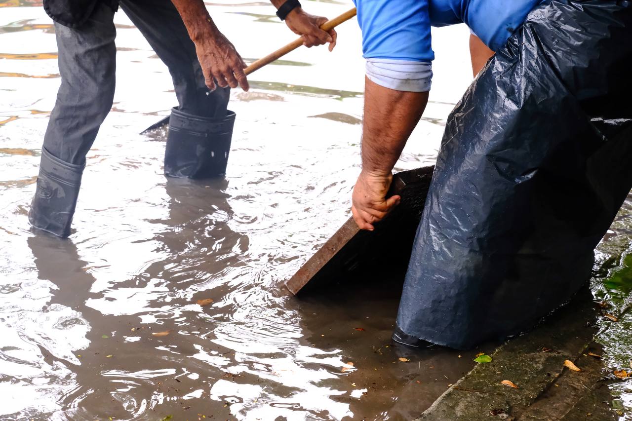 Activan operativo de limpieza de alcantarillas por fuertes lluvias en Solidaridad