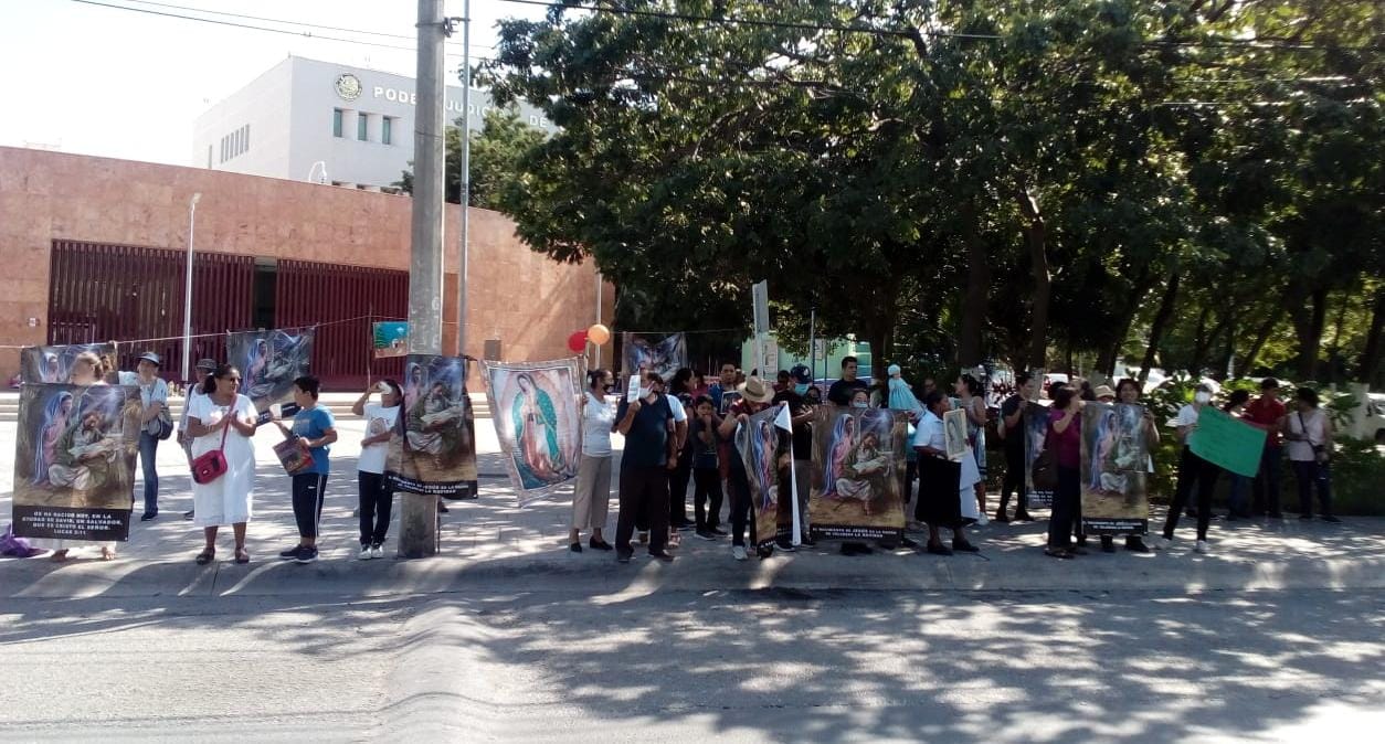 Protestan católicos de Cancún contra iniciativa de  prohibir símbolos cristianos en la vía pública
