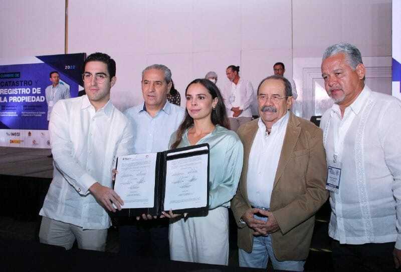 Firma Ana Patricia Peralta convenio con colaboración catrastral para más certeza jurídica