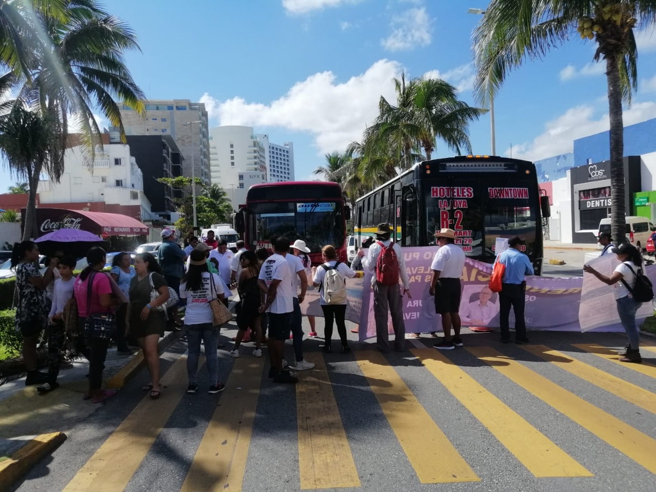 VIDEO: Bloquean manifestantes kilómetro 11 en la zona hotelera de Cancún