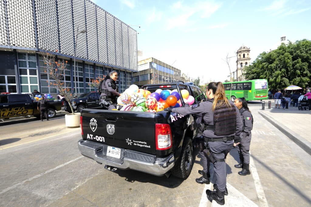 Policías de Jalisco reparten juguetes en diferentes municipios