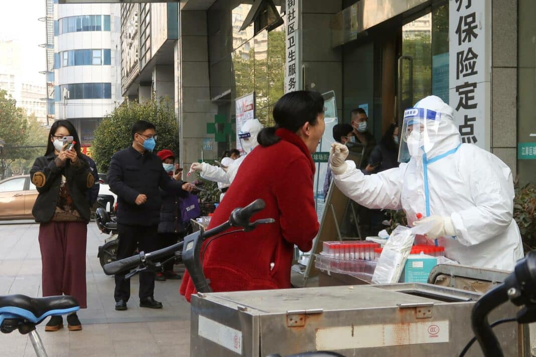 China pone fin a cuarentena obligatoria para viajeros
