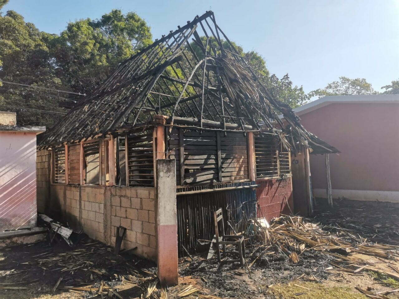 Arden palapa de escuela y vivienda en José María Morelos; presumen acto intencional