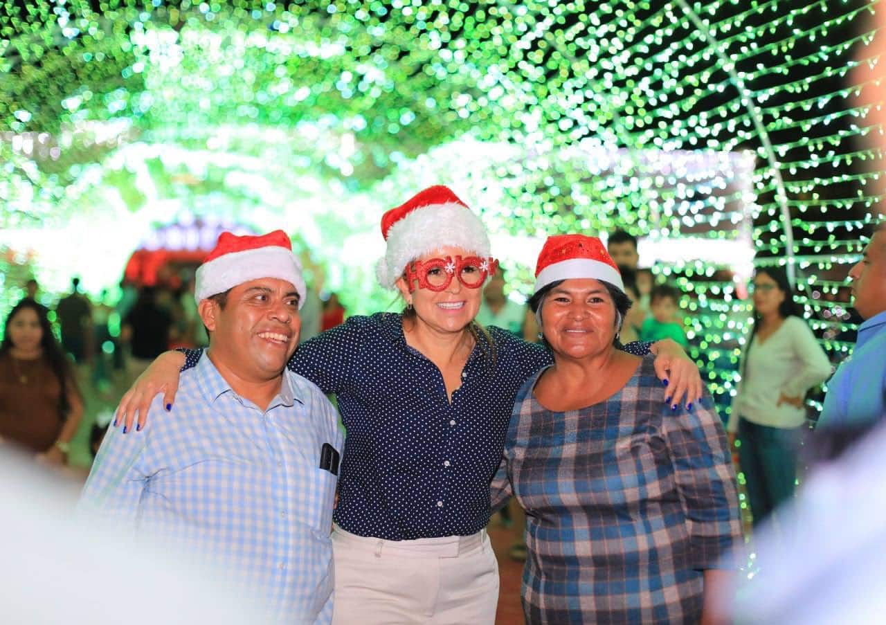 Con encendido de luces, inicia fiestas navideñas Lili Campos en Solidaridad