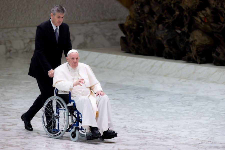 Papa Francisco firma renuncia, intuye complicación médica