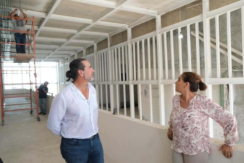 La gobernadora Mara Lezama, y el secretario de Desarrollo Territorial Urbano Sustentable, Armando Lara De Nigris,
supervisan las obras del Nuevo Teatro de la Ciudad.