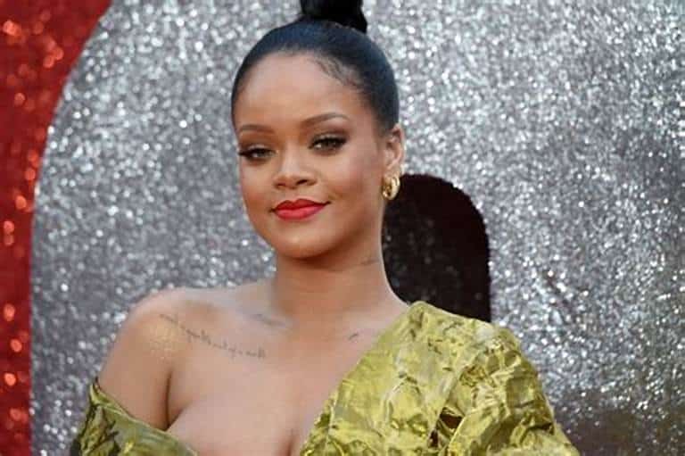 VIDEO: Rihanna muestra por primera vez a su bebé