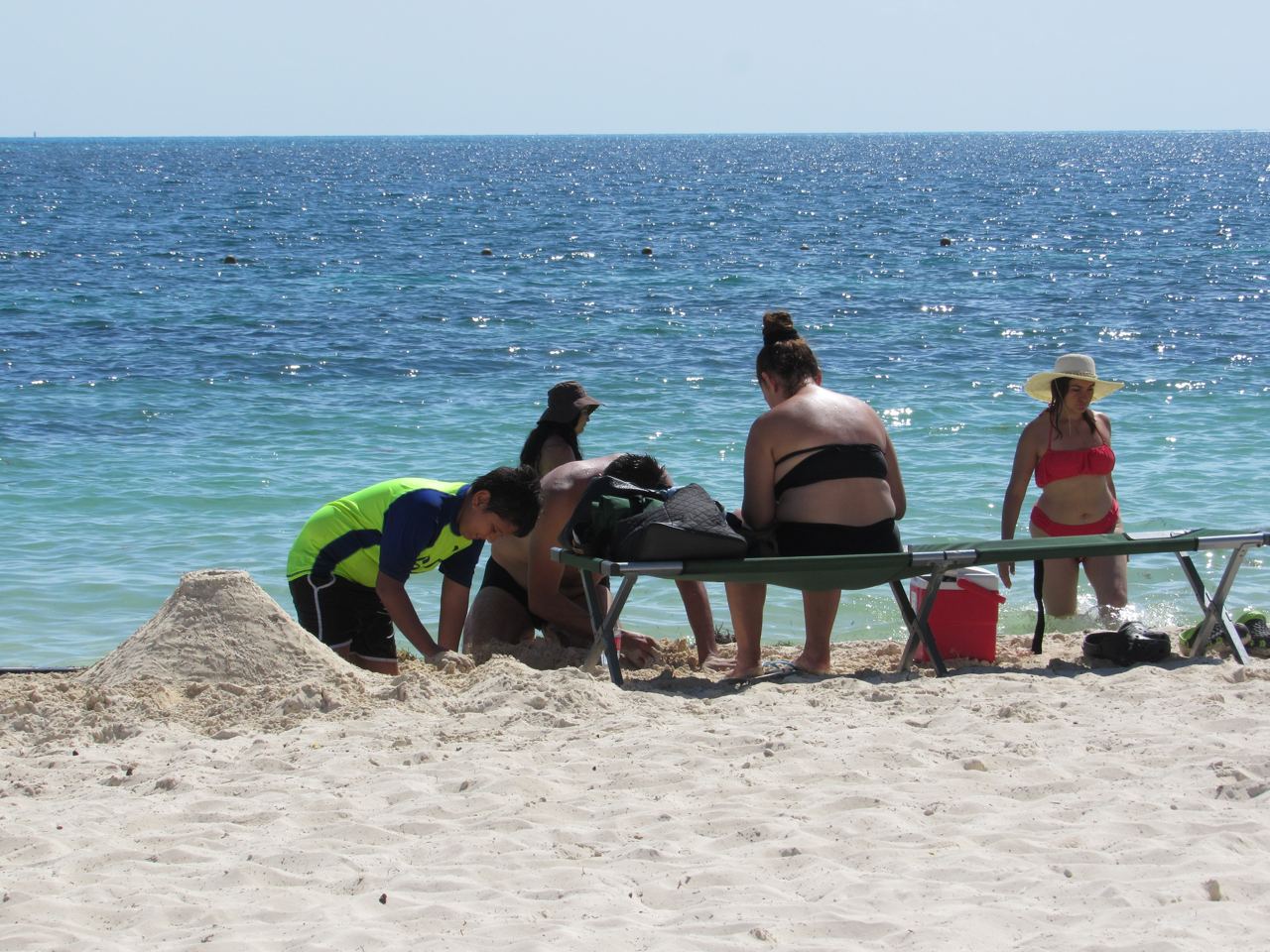 Extienden horario de servicio en playas públicas de Cancún