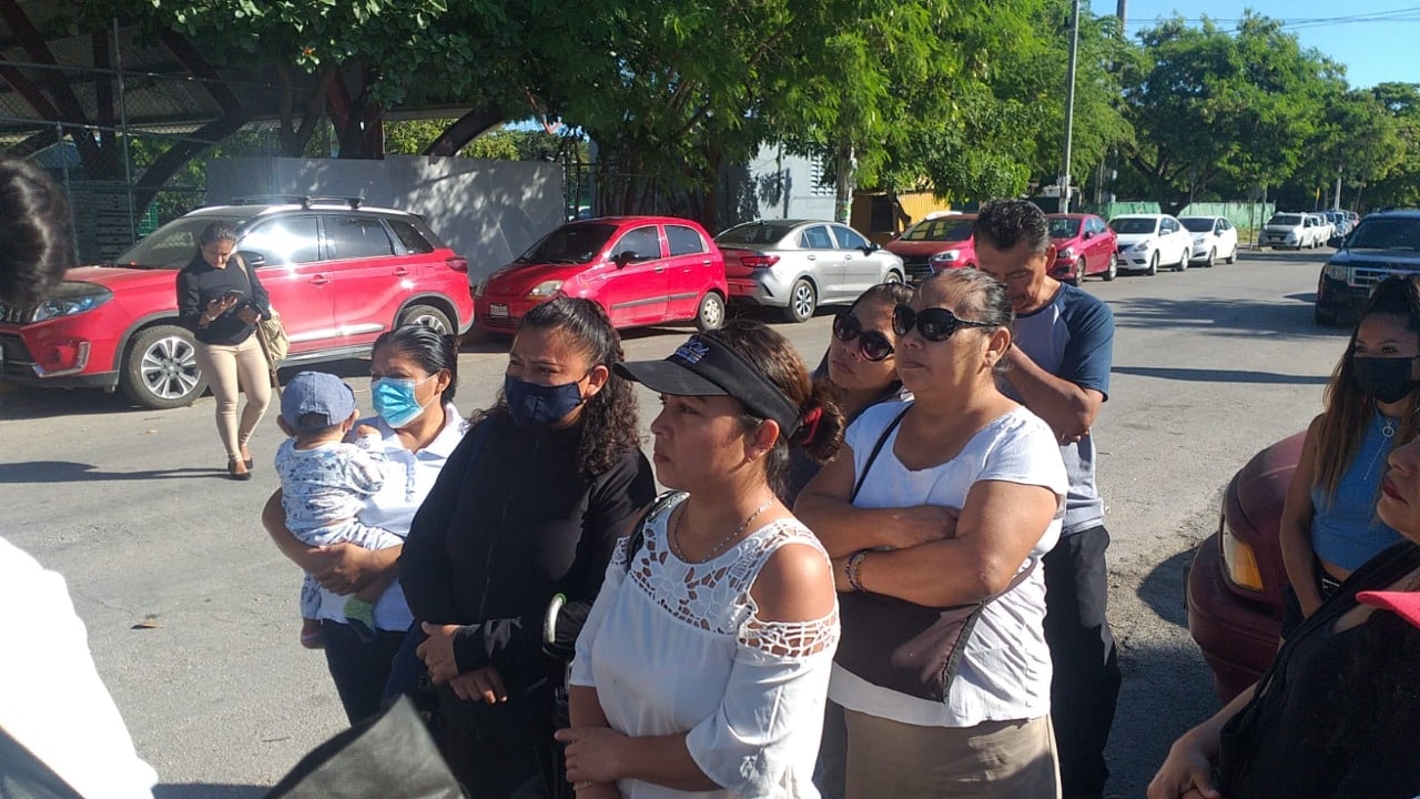 Protestan habitantes de colonias contra la CFE en Cancún por cortes al servicio