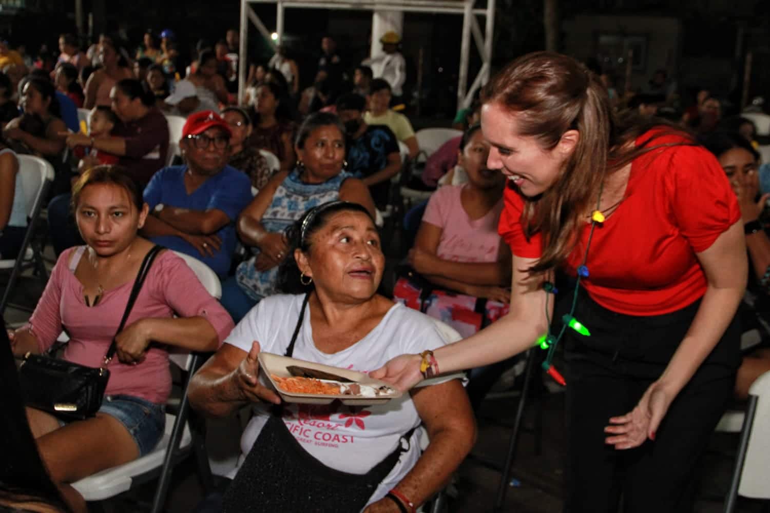 Atenea Gómez celebra Posada con familias de “La Gloria”