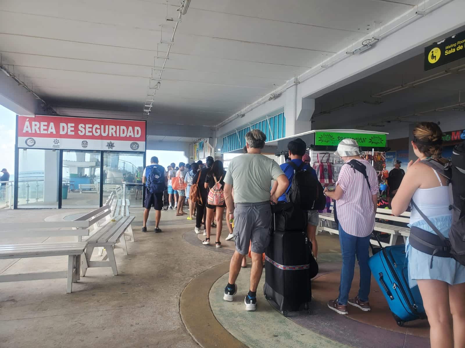 Nutrida afluencia de turistas en el cruce a la isla de Cozumel
