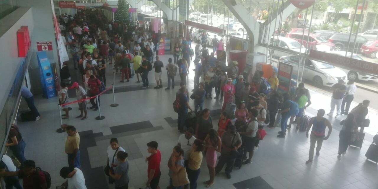 Saturan viajeros terminal ADO de Cancún