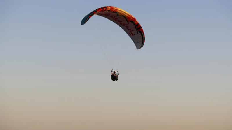 Migrante cruza la frontera Melilla ¡en paracaídas!