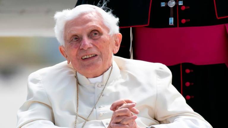 Se agrava salud de Benedicto XVI; pide Papa Francisco orar