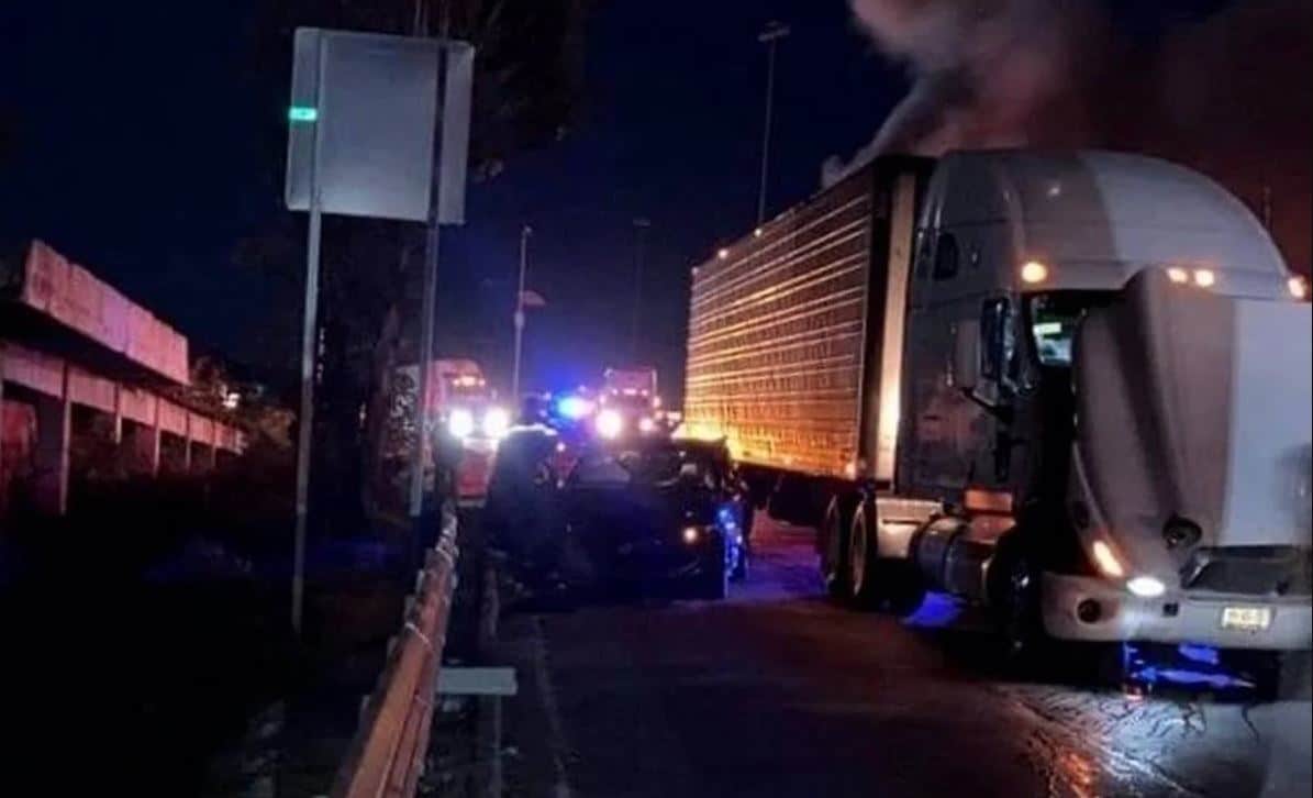 Tráiler se queda sin frenos en la autopista México-Querétaro