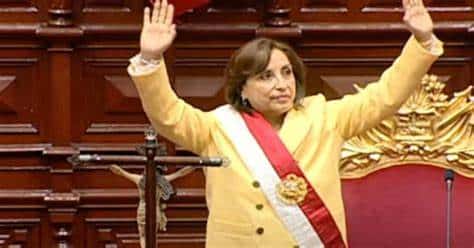 Dina Boluarte asume la presidencia de Perú