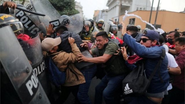 Aumenta cifra de manifestantes fallecidos en Perú