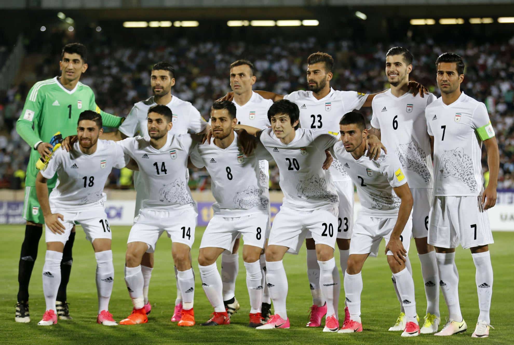 Irán libera a futbolistas que festejaron con mujeres y alcohol