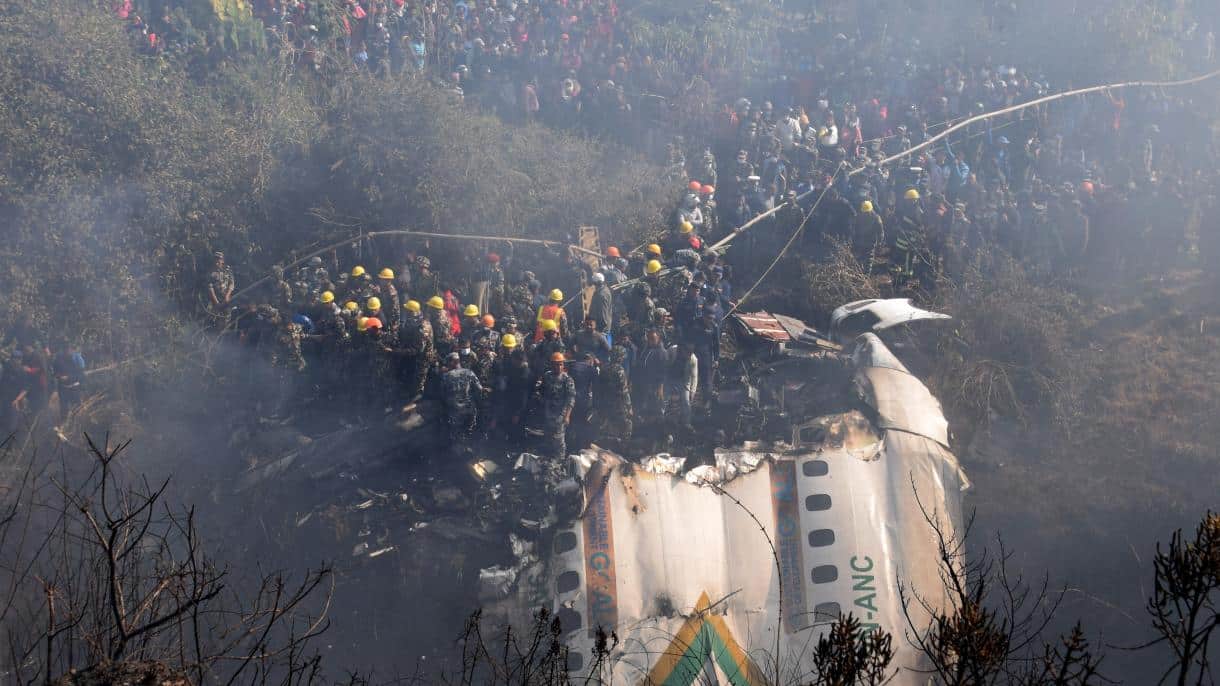 Encuentran la caja negra del avión estrellado en Nepal