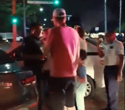 VIDEO: Mafia Taxista, amedrenta y baja a turistas extranjeros que iban a bordo de un «UBER» en Cancún