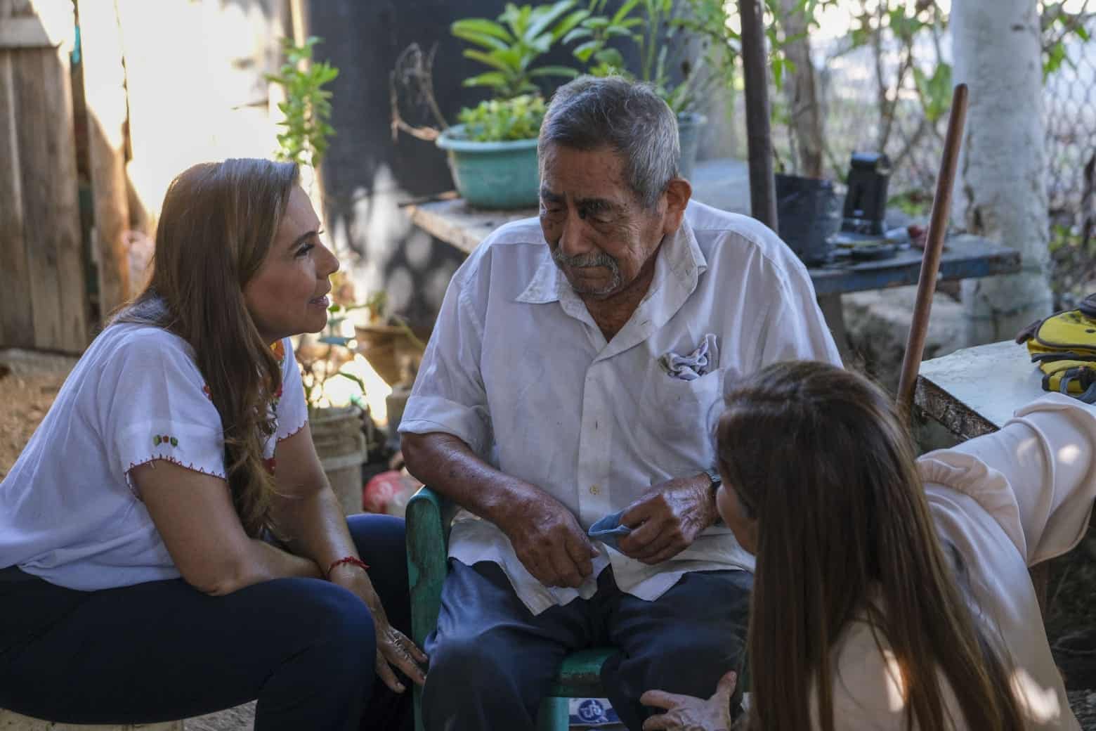 Mara Lezama entrega cobertores a adultos mayores en Calderitas