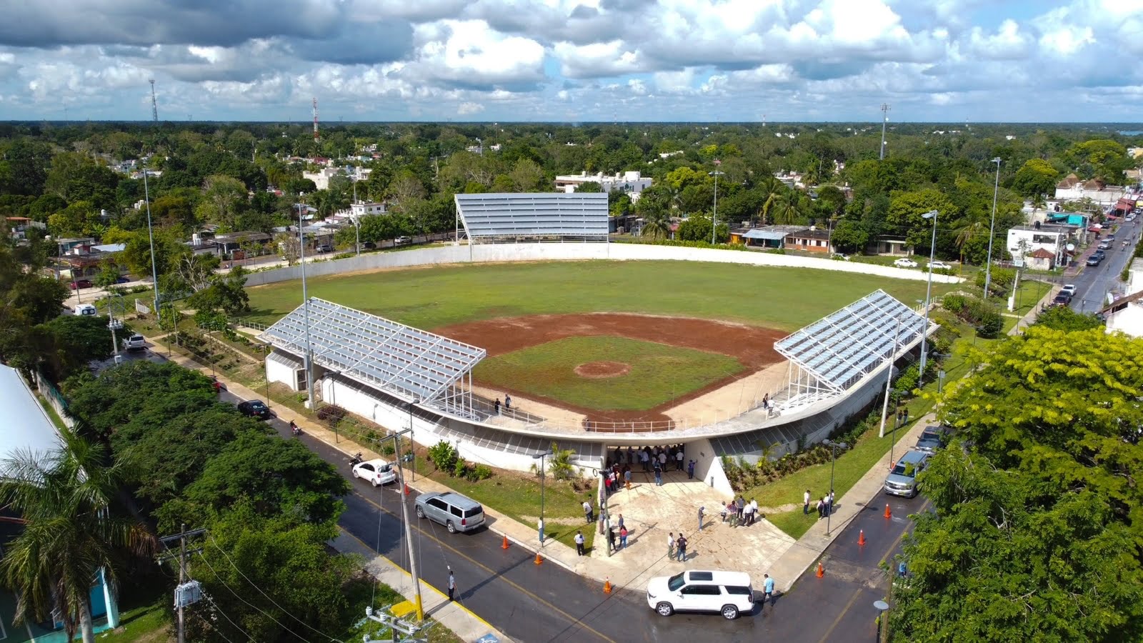 Inaugura Mara Lezama estadio de béisbol en Bacalar