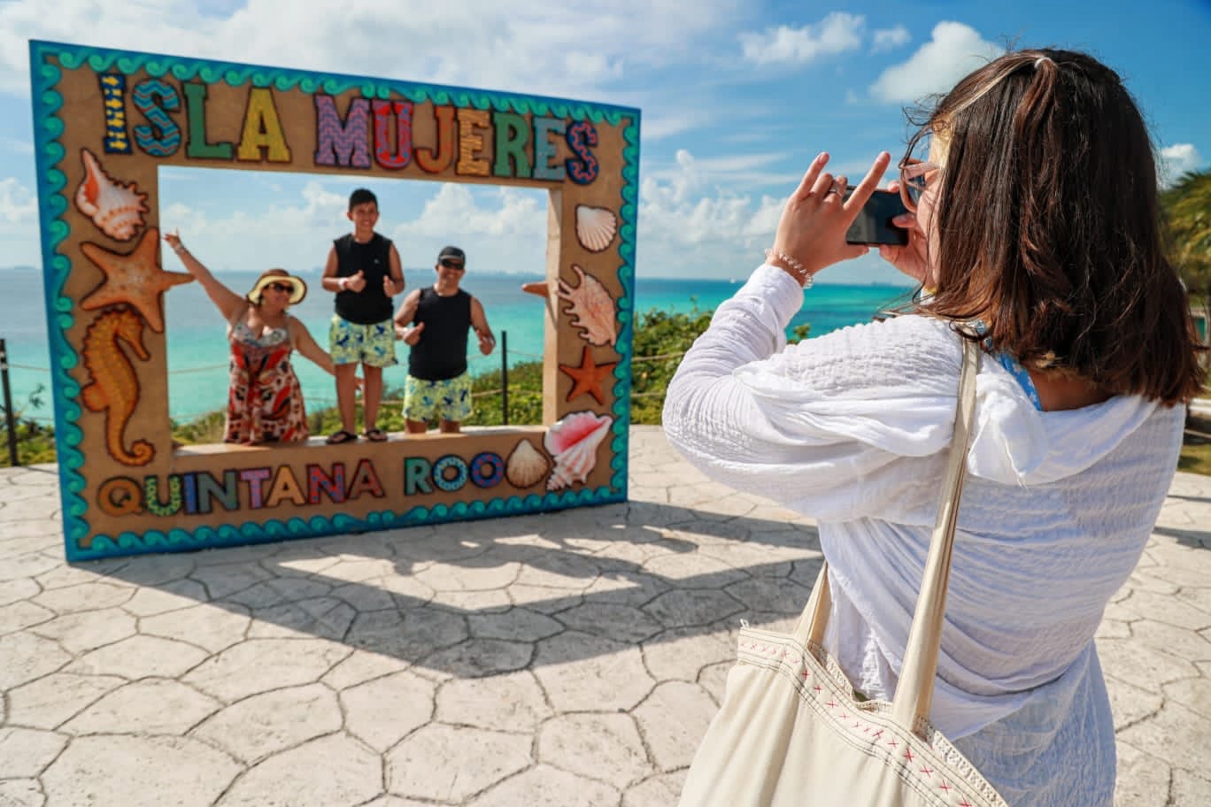 Turistas disfrutan de las playas y atardeceres de Isla Mujeres