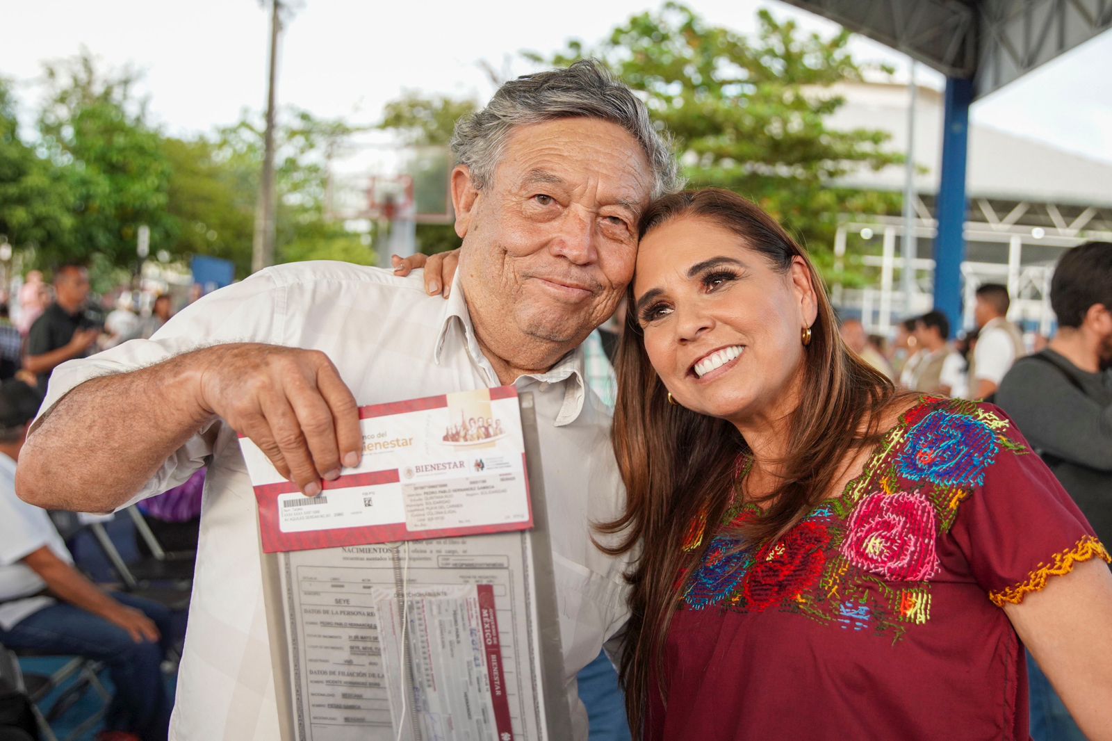 Mara Lezama entrega tarjetas de Bienestar a adultos mayores
