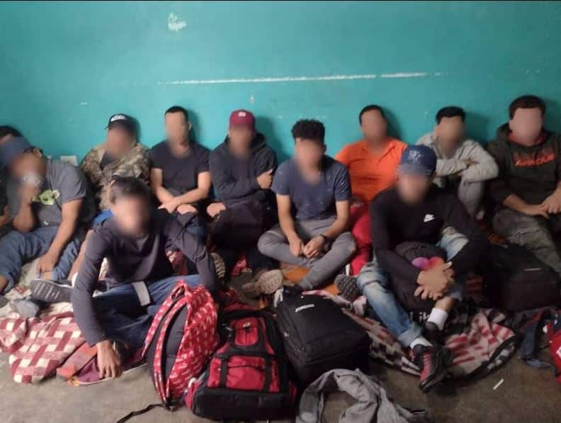 Rescatan a 78 migrantes hacinados en dos cas en Nuevo León